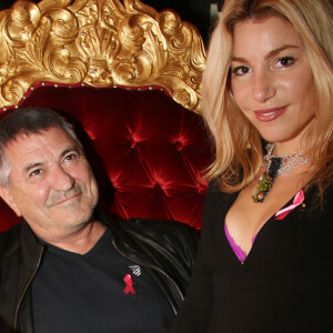 Jean-Marie Bigard et sa femme Lola Marois lors du cocktail de bienfaisance 'Octobre Rose' au restaurant Fidèle à Paris, France, le 16 octobre 2017