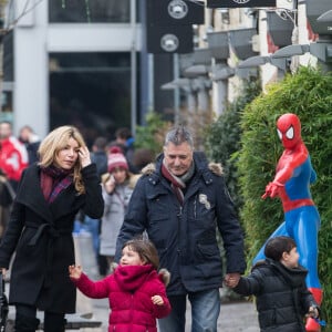 Jean-Marie Bigard, sa femme Lola Marois et leurs enfants Jules et Bella quittent la première du film "Sahara" à l'UGC Ciné Cité Bercy à Paris le 29 janvier 2017