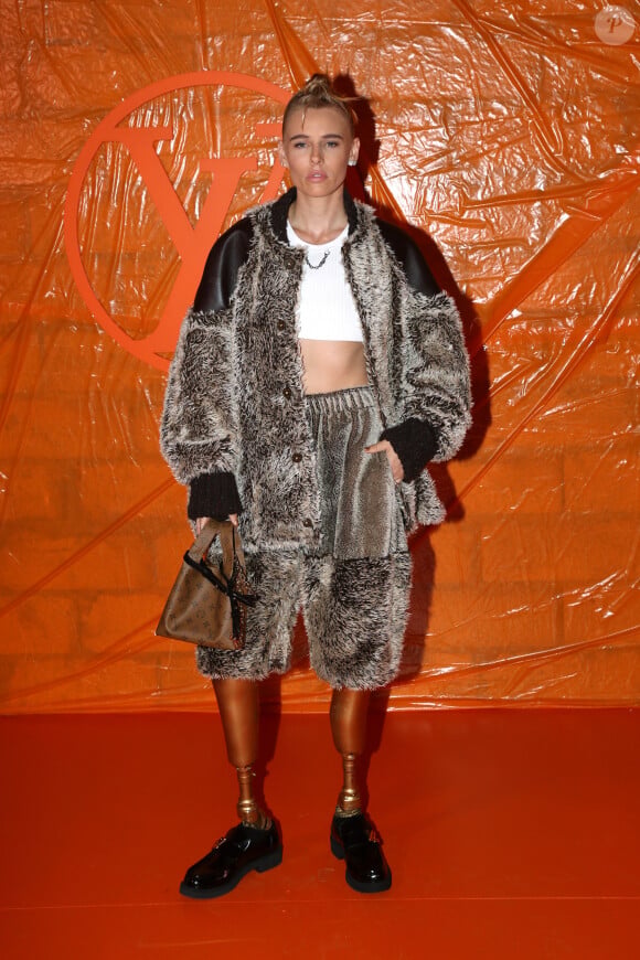 Lauren Wasser est une mannequin qui ne passe pas inaperçue. 
Lauren Wasser au photocall du défilé de mode prêt-à-porter Louis Vuitton Printemps/été 2024 lors de la Fashion Week de Paris (PFW), à Paris, France. © Bertrand Rindoff/Bestimage