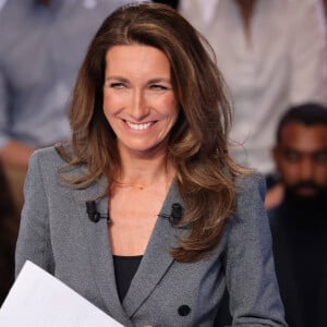 "Je commence systématiquement par le Morbihan", dit-elle dans "TV Magazine"
Anne-Claire Coudray sur le plateau de l'émission "La France face à la guerre" sur TF1 le 14 mars 2022