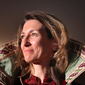 "Je suis tellement fatiguée à la fin de la saison que j'aime ce sas de décompression." 
Anne-Claire Coudray lors de la fête de la fleur et l'intronisation de personnalités commandeurs et ambassadeurs par la Commanderie du Bontemps au Château Smith Haut Lafitte à Martillac le 27 avril 2023. © Fabien Cottereau / Patrick Bernard / Bestimage 