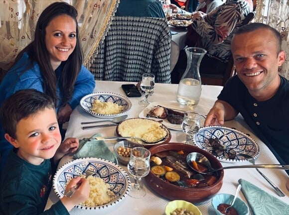 Sur Instagram, le co-animateur de ''Fort Boyard'' s'est affiché avec sa famille, dans un parc d'attractions.