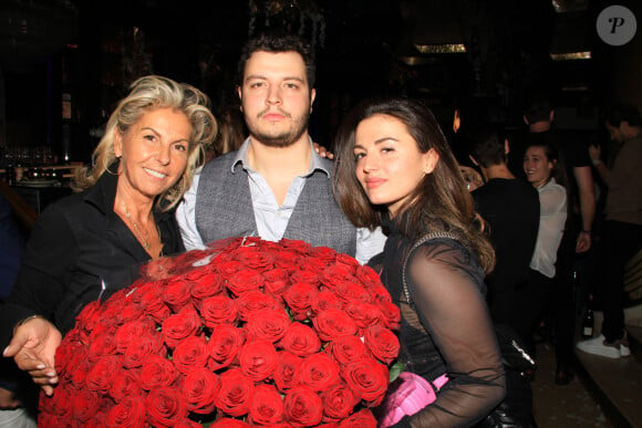 Exclusif - Caroline Margeridon et ses enfants Alexandre et Victoire - Caroline Margeridon fête son 56ème anniversaire au restaurant "Manko" à Paris le 29 septembre 2022. © Philippe Baldini/Bestimage