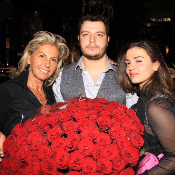 Exclusif - Caroline Margeridon et ses enfants Alexandre et Victoire - Caroline Margeridon fête son 56ème anniversaire au restaurant "Manko" à Paris le 29 septembre 2022. © Philippe Baldini/Bestimage