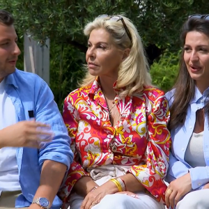 D'ailleurs, ils étaient tous les trois dans un épisode des "Plus belles vacances" sur TF1 ce lundi
Caroline Margeridon et ses enfants dans "Les plus belles vacances" sur "TF1".
