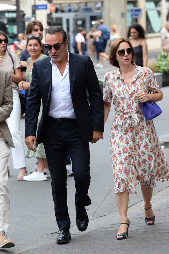 Jean Dujardin et sa femme Nathalie Pechalat au mariage de Claude Lelouch à la mairie du 18ème à Paris, le 17 juin 2023