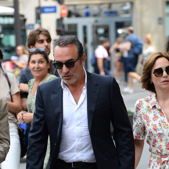 Jean Dujardin et sa femme Nathalie Pechalat au mariage de Claude Lelouch à la mairie du 18ème à Paris, le 17 juin 2023