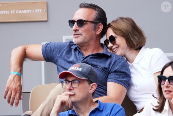 Jean Dujardin et sa femme Nathalie Péchalat en tribunes des Internationaux de France de tennis de Roland Garros 2023 à Paris le 11 juin 2023