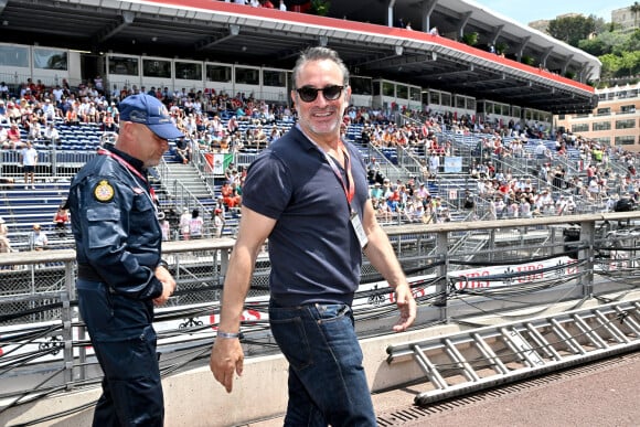 Néanmoins, les témoignages sont unanimes : le comédien se révèle être toujours aussi agréable et sympathique, acceptant de poser pour les photos à tout moment.
 
Jean Dujardin lors du 80ème Grand Prix de Monaco de Formule 1 à Monaco le 28 mai 2023