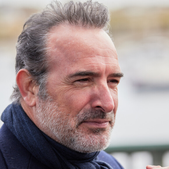 L'acteur de "The Artist" est actuellement en tournage à Zuydcoote pour la réadaptation du film "L'Homme qui rétrécit", du réalisateur Jan Kounen. 
Jean Dujardin à l'inauguration de "La promenade Jean-Paul Belmondo" à Paris, le 12 avril 2023
