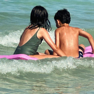 L'animatrice publie également une photo de ses enfants Abbie et Peter en pleine baignade.
Faustine Bollaert en vacances avec ses enfants Abbie et Peter, sans son mari Maxime Chattam.