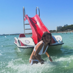 Sur Instagram, elle s'affiche en bikini à la plage, grand sourire aux lèvres.
Faustine Bollaert en vacances avec ses enfants Abbie et Peter, sans son mari Maxime Chattam.