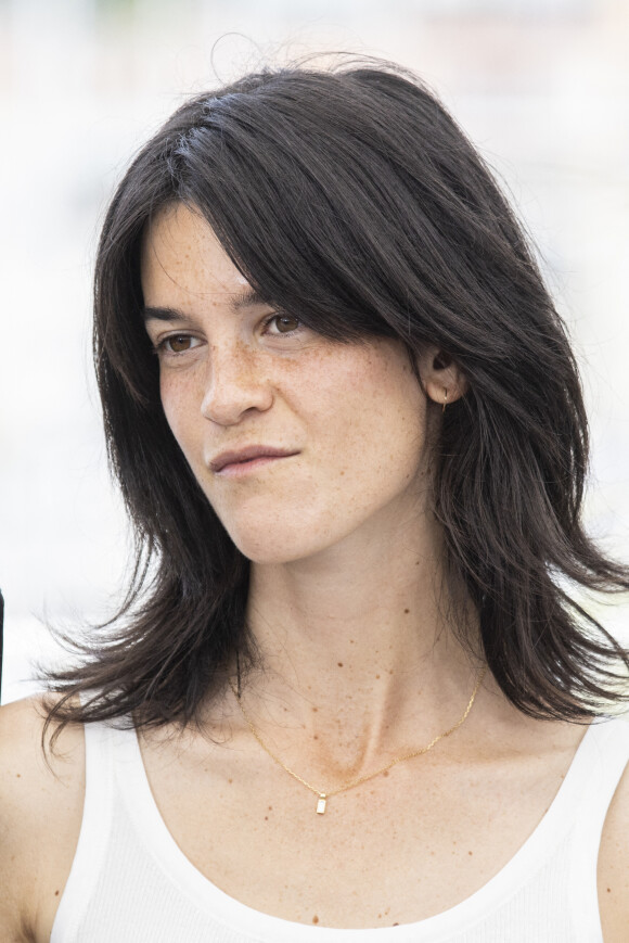 Suzanne Lindon au photocall du film "Les Amandiers" lors du 75ème Festival International du Film de Cannes, le 23 mai 2022. © Cyril Moreau / Bestimage