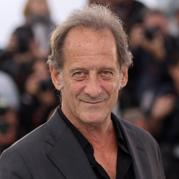 Vincent Lindon a deux enfants
Vincent Lindon - Photocall du film "Le deuxième acte", présenté hors compétition, lors du 77ème Festival International du Film de Cannes.