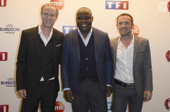 Julien Arnaud et Basile Boli à la conférence de presse de TF1 pour le lancement de l'Euro 2016 à Paris le 17 mai 2016