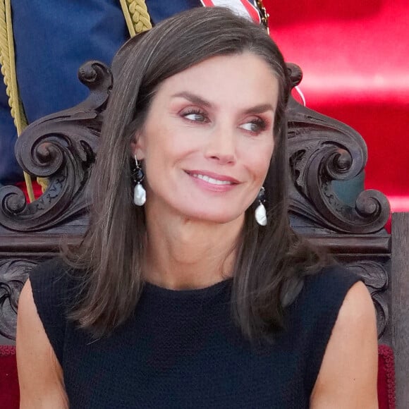 


Letizia d'Espagne a de quoi être fière de sa fille aînée la princesse Leonor. 









Le roi Felipe VI d'Espagne, la reine Letizia d'Espagne et la princesse héritière Leonor assistent à une cérémonie de nomination des nouveaux officiers de la marine à Marin, en Espagne. © Lalo Yasky/Bestimage





