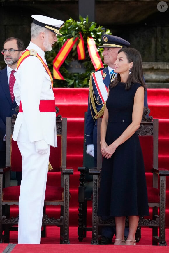 Le roi Felipe VI d'Espagne, la reine Letizia d'Espagne et la princesse héritière Leonor assistent à une cérémonie de nomination des nouveaux officiers de la marine, le 16 juillet 2024 à Marin, en Espagne. © Lalo Yasky/Bestimage