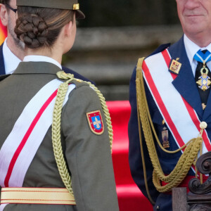 Ainsi, mardi 16 juillet, elle a accompagné ses parents lors de la cérémonie de nomination des nouveaux officiers de la marine, à Marin, en Espagne.
Le roi Felipe VI d'Espagne, la reine Letizia d'Espagne et la princesse héritière Leonor assistent à une cérémonie de nomination des nouveaux officiers de la marine, le 16 juillet 2024 à Marin, en Espagne. © Lalo Yasky/Bestimage