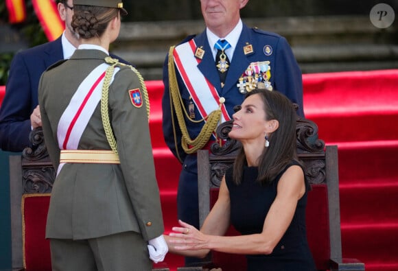 Ainsi, mardi 16 juillet, elle a accompagné ses parents lors de la cérémonie de nomination des nouveaux officiers de la marine, à Marin, en Espagne.
Le roi Felipe VI d'Espagne, la reine Letizia d'Espagne et la princesse héritière Leonor assistent à une cérémonie de nomination des nouveaux officiers de la marine, le 16 juillet 2024 à Marin, en Espagne. © Lalo Yasky/Bestimage