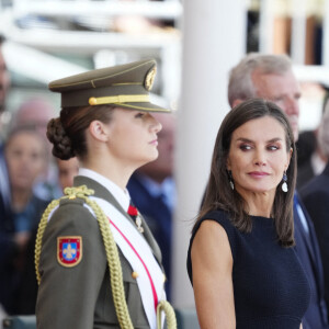 La jeune femme de 18 ans prend de plus en plus de responsabilités dans son rôle de future héritière au trône. 
Le roi Felipe VI d'Espagne, la reine Letizia d'Espagne et la princesse héritière Leonor assistent à une cérémonie de nomination des nouveaux officiers de la marine, le 16 juillet 2024 à Marin, en Espagne. © Lalo Yasky/Bestimage