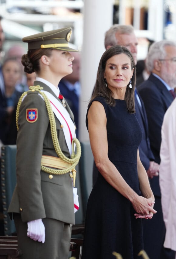 La jeune femme de 18 ans prend de plus en plus de responsabilités dans son rôle de future héritière au trône. 
Le roi Felipe VI d'Espagne, la reine Letizia d'Espagne et la princesse héritière Leonor assistent à une cérémonie de nomination des nouveaux officiers de la marine, le 16 juillet 2024 à Marin, en Espagne. © Lalo Yasky/Bestimage