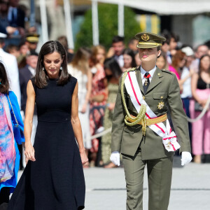 Un geste qui aurait pu surprendre mais qui n'a dérangé en rien la maman fière de voir sa vie évoluer ainsi. 
Le roi Felipe VI d'Espagne, la reine Letizia d'Espagne et la princesse héritière Leonor assistent à une cérémonie de nomination des nouveaux officiers de la marine, le 16 juillet 2024 à Marin, en Espagne. © Lalo Yasky/Bestimage