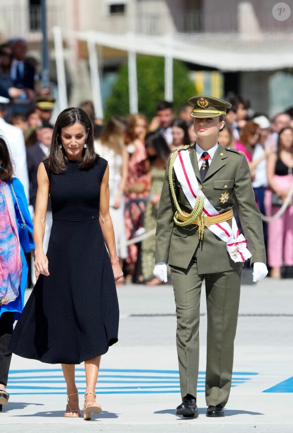 Un geste qui aurait pu surprendre mais qui n'a dérangé en rien la maman fière de voir sa vie évoluer ainsi. 
Le roi Felipe VI d'Espagne, la reine Letizia d'Espagne et la princesse héritière Leonor assistent à une cérémonie de nomination des nouveaux officiers de la marine, le 16 juillet 2024 à Marin, en Espagne. © Lalo Yasky/Bestimage