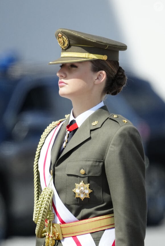 La soeur de l'infante Sofia a même eu le droit à ce que sa mère s'agenouille face à elle. 
Le roi Felipe VI d'Espagne, la reine Letizia d'Espagne et la princesse héritière Leonor assistent à une cérémonie de nomination des nouveaux officiers de la marine, le 16 juillet 2024 à Marin, en Espagne. © Lalo Yasky/Bestimage