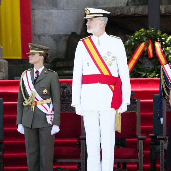 Le roi Felipe VI d'Espagne, la reine Letizia d'Espagne et la princesse héritière Leonor assistent à une cérémonie de nomination des nouveaux officiers de la marine, le 16 juillet 2024 à Marin, en Espagne. © Lalo Yasky/Bestimage