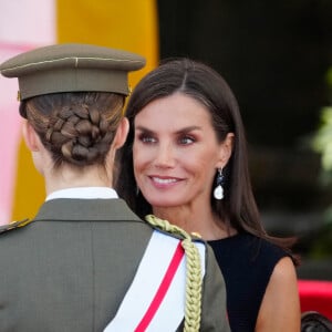 Les deux femmes ont échangé plusieurs sourires et regards, Letizia d'Espagne n'a pas caché son bonheur de voir son aînée prendre davantage confiance lors de cet engagement important pour la couronne espagnole. 
Le roi Felipe VI d'Espagne, la reine Letizia d'Espagne et la princesse héritière Leonor assistent à une cérémonie de nomination des nouveaux officiers de la marine, le 16 juillet 2024 à Marin, en Espagne. © Lalo Yasky/Bestimage