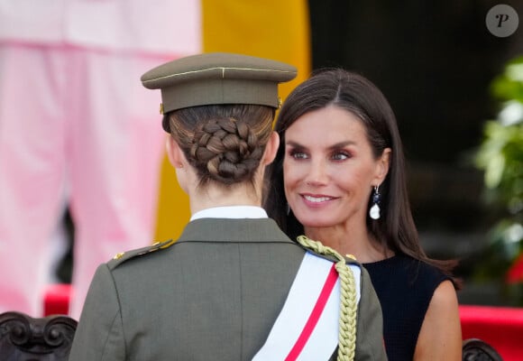 Les deux femmes ont échangé plusieurs sourires et regards, Letizia d'Espagne n'a pas caché son bonheur de voir son aînée prendre davantage confiance lors de cet engagement important pour la couronne espagnole. 
Le roi Felipe VI d'Espagne, la reine Letizia d'Espagne et la princesse héritière Leonor assistent à une cérémonie de nomination des nouveaux officiers de la marine, le 16 juillet 2024 à Marin, en Espagne. © Lalo Yasky/Bestimage