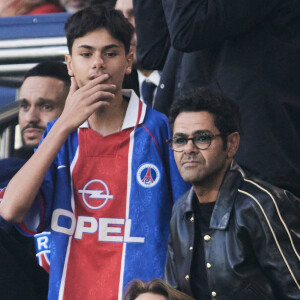 A tel point qu'il a stoppé certaines habitudes qu'il avait prises
Jamel Debbouze et son fils Léon, Mathieu Vergne - Célébrités dans les tribunes de la demi-finale retour de Ligue des champions entre le PSG face au Borussia Dortmund (0-1) au Parc des Princes à Paris le 7 mai 2024. © Cyril Moreau/Bestimage