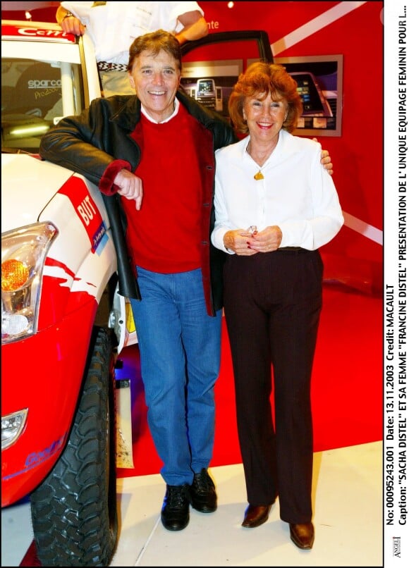 Sacha Distel et sa femme Francine Distel - présentation de l'unique équipage féminin pour le prochain Paris Dakar à l'Espace Toyota sur les Champs-Élysées à Paris en novembre 2003.