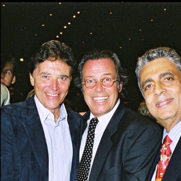 Sacha Distel, Michel Leeb, Enrico Macias - générale de la comédie musicale Les Demoiselles de Rochefort au Palais des Congrès à Paris, octobre 2003.