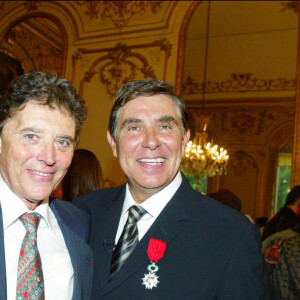 Jean-Pierre Foucault et Sacha Distel nommé chevalier de l'Ordre national de la Légion d'honneur au Sénat en septembre 2003.