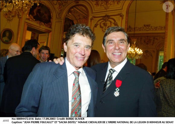 Jean-Pierre Foucault et Sacha Distel nommé chevalier de l'Ordre national de la Légion d'honneur au Sénat en septembre 2003.