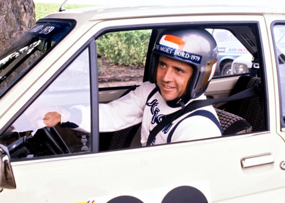 L'accident qu'elle a eue avec Sacha Distel l'a laissée en partie hanidcapée.
Sacha Distel en voiture au Rallye Moët Ford 1979