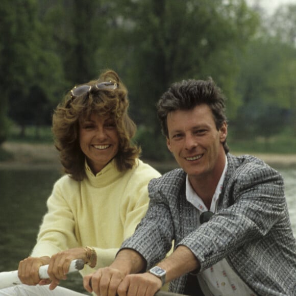 En France, à Paris, rendez-vous avec Herbert Léonard et Chantal Nobel au bois de Boulogne