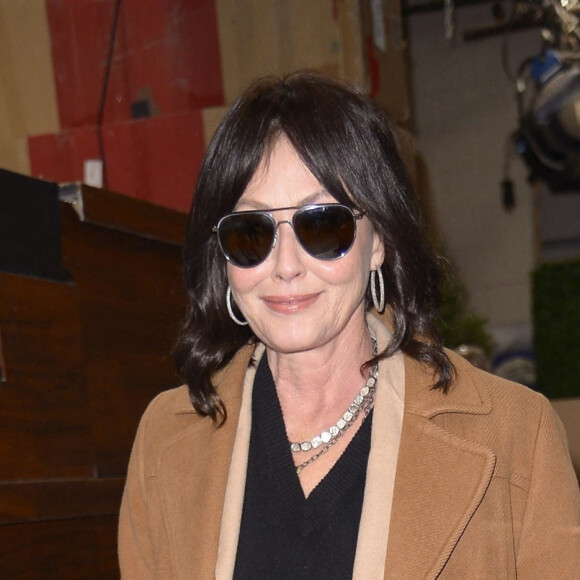 Suite à la disparition de la star du petit écran, ils ont été beaucoup à lui rendre hommage : ses anciens compagnons n'ont pas dérogé à la règle.
Shannen Doherty sort d'un plateau télé à New York