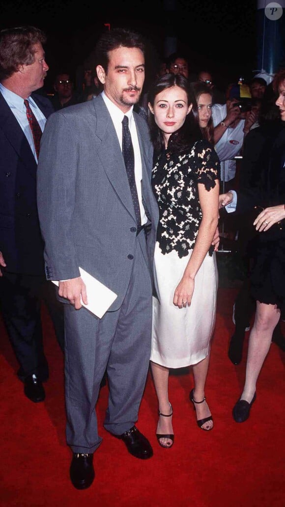 Shannen Doherty et Rob Weiss à la première de "Mall Rats" en octobre 1995