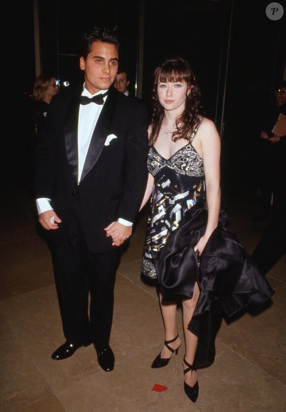 Chris Foufas, fiancé à Shannen Doherty en 1991, a déclaré à US Weekly que l'interprète de Prue Halliwell : "elle avait le coeur sur la main et qu'elle était prête à tout pour ses amis proches"
Shannen Doherty et Chris Foufas aux Golden Globe le 18 janvier 1992