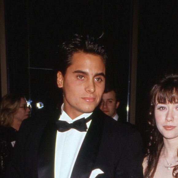 Chris Foufas, fiancé à Shannen Doherty en 1991, a déclaré à US Weekly que l'interprète de Prue Halliwell : "elle avait le coeur sur la main et qu'elle était prête à tout pour ses amis proches"
Shannen Doherty et Chris Foufas aux Golden Globe le 18 janvier 1992