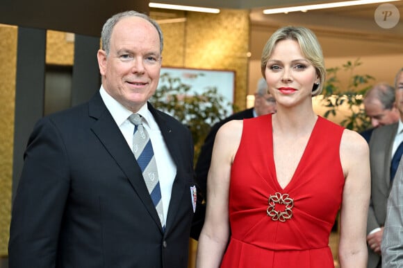 Jeudi 18 juillet, elle a inauguré avec son mari, le prince Albert II, l'exposition "La Flamme Olympique au fil du temps". 
Le prince Albert II et la princesse Charlène de Monaco - Le prince Albert II et la princesse Charlène de Monaco ont inauguré l'exposition "La Flamme Olympique au fil du temps" qui présente la collection de torches olympiques du prince Souverain, sous la verrière du Grimaldi Forum à Monaco, le 18 juillet 2024.© Bruno Bebert/Bestimage