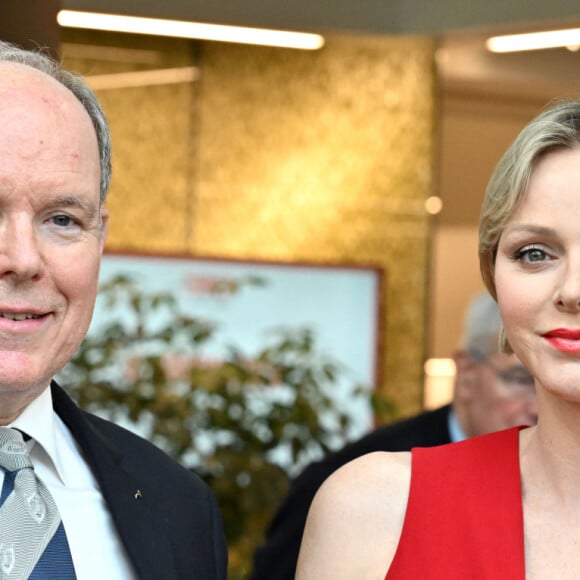 Jeudi 18 juillet, elle a inauguré avec son mari, le prince Albert II, l'exposition "La Flamme Olympique au fil du temps". 
Le prince Albert II et la princesse Charlène de Monaco - Le prince Albert II et la princesse Charlène de Monaco ont inauguré l'exposition "La Flamme Olympique au fil du temps" qui présente la collection de torches olympiques du prince Souverain, sous la verrière du Grimaldi Forum à Monaco, le 18 juillet 2024.© Bruno Bebert/Bestimage