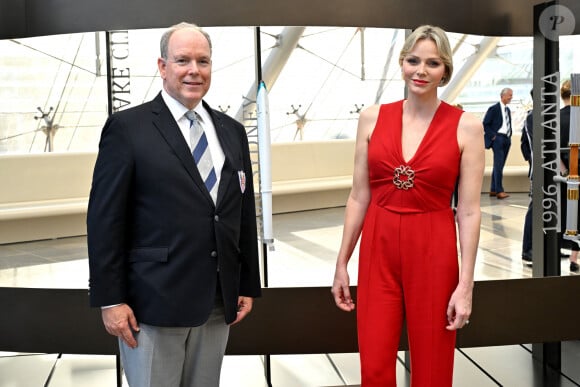 Le prince Albert II et la princesse Charlène de Monaco - Le prince Albert II et la princesse Charlène de Monaco ont inauguré l'exposition "La Flamme Olympique au fil du temps" qui présente la collection de torches olympiques du prince Souverain, sous la verrière du Grimaldi Forum à Monaco, le 18 juillet 2024.© Bruno Bebert/Bestimage