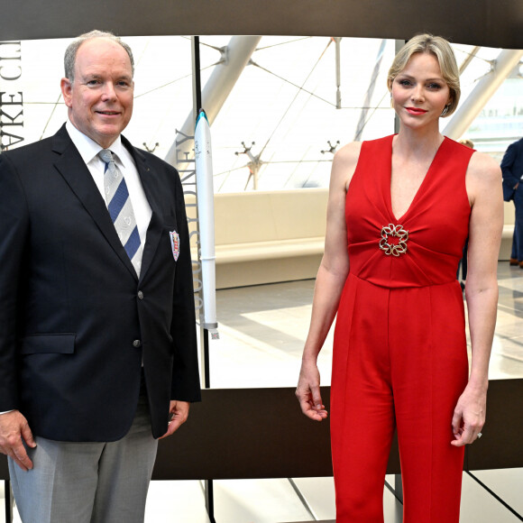 Le prince Albert II et la princesse Charlène de Monaco - Le prince Albert II et la princesse Charlène de Monaco ont inauguré l'exposition "La Flamme Olympique au fil du temps" qui présente la collection de torches olympiques du prince Souverain, sous la verrière du Grimaldi Forum à Monaco, le 18 juillet 2024.© Bruno Bebert/Bestimage