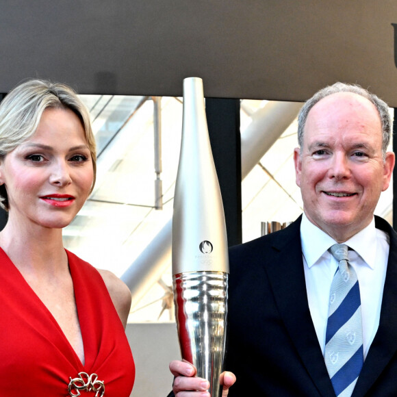 Le prince Albert II et la princesse Charlène de Monaco - Le prince Albert II et la princesse Charlène de Monaco ont inauguré l'exposition "La Flamme Olympique au fil du temps" qui présente la collection de torches olympiques du prince Souverain, sous la verrière du Grimaldi Forum à Monaco, le 18 juillet 2024.© Bruno Bebert/Bestimage