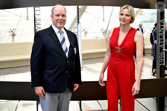 Le prince Albert II et la princesse Charlène de Monaco - Le prince Albert II et la princesse Charlène de Monaco ont inauguré l'exposition "La Flamme Olympique au fil du temps" qui présente la collection de torches olympiques du prince Souverain, sous la verrière du Grimaldi Forum à Monaco, le 18 juillet 2024.© Bruno Bebert/Bestimage