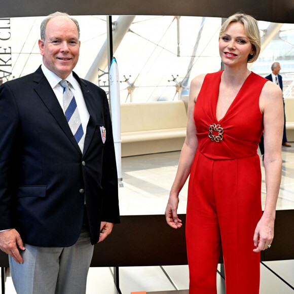 Le prince Albert II et la princesse Charlène de Monaco - Le prince Albert II et la princesse Charlène de Monaco ont inauguré l'exposition "La Flamme Olympique au fil du temps" qui présente la collection de torches olympiques du prince Souverain, sous la verrière du Grimaldi Forum à Monaco, le 18 juillet 2024.© Bruno Bebert/Bestimage