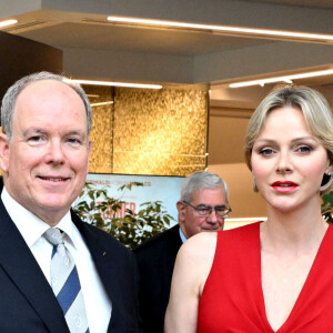 Le prince Albert II et la princesse Charlène de Monaco - Le prince Albert II et la princesse Charlène de Monaco ont inauguré l'exposition "La Flamme Olympique au fil du temps" qui présente la collection de torches olympiques du prince Souverain, sous la verrière du Grimaldi Forum à Monaco, le 18 juillet 2024. La collection personnelle de torches olympiques du prince Albert II est un hommage à l'héritage olympique de la famille princière de Monaco. De l'illustre John B. Kelly Sr., grand-père maternel du Prince Albert II, médaillé d'or en aviron aux Jeux de 1920 et 1924, aux participations olympiques de la Princesse Charlène et du Prince Albert II lui-même, cette exposition célèbre une passion familiale pour le sport, transmise de génération en génération. Cette exposition est organisée à l'occasion du centenaire de la médaille d'or en aviron du grand-père maternel du prince Albert II de Monaco. © Bruno Bebert/Bestimage 